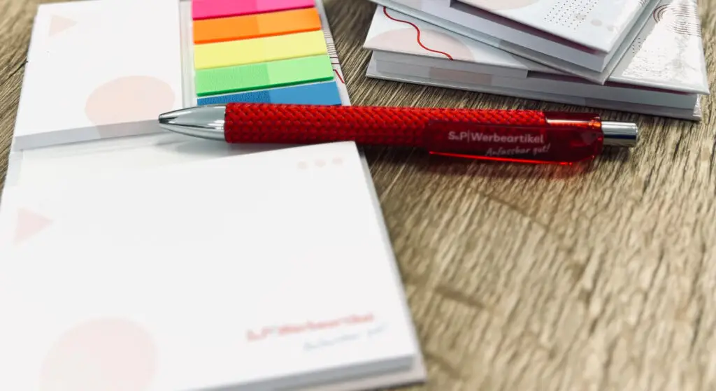 Haftnotizset und Kugelschreiber auf einem Tisch