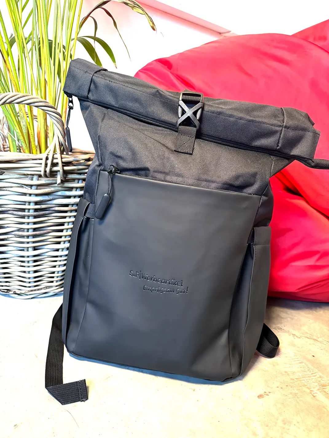 Schwarzer Rucksack mit Logo von S&P Werbeartikel – moderner Werbeartikel für Alltag und Business